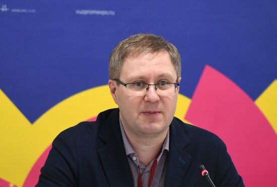 Директор Центра технологического предпринимательства ФГБОУ ВПО "Уфимский государственный нефтяной технический университет" Сергей Гладких во время круглого стола "Карбоновые полигоны как инструмент исследований и контроля углеродного баланса" на выставке "Вузпромэкспо" в рамках Конгресса молодых ученых в Сочи. Фото могут быть использованы при наличии обязательной ссылки на источник. Место: Россия, Сочи. Автор: Максим Богодвид/РИА Новости. КМУ-2021. Выставка "Вузпромэкспо"