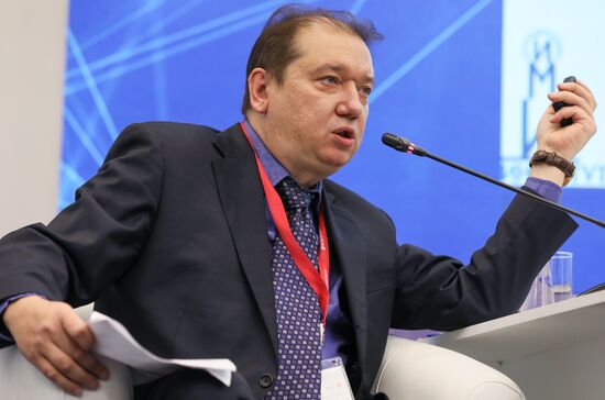 Директор института менеджмента инноваций НИУ "Высшая школа экономики" Дан Медовников на сессии "Быстрый трек: от университетской скамьи в технологический бизнес" в рамках Конгресса молодых ученых в Сочи. Фото могут быть использованы при наличии обязательной ссылки на источник. Место: Россия, Краснодарский край, Сочи. Автор: Михаил Куравлев. КМУ-2021. Быстрый трек: от университетской скамьи в технологический бизнес