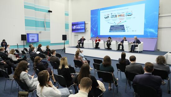 Сессия "Быстрый трек: от университетской скамьи в технологический бизнес" в рамках Конгресса молодых ученых в Сочи. Фото могут быть использованы при наличии обязательной ссылки на источник. Место: Россия, Краснодарский край, Сочи. Автор: Михаил Куравлев. КМУ-2021. Быстрый трек: от университетской скамьи в технологический бизнес
