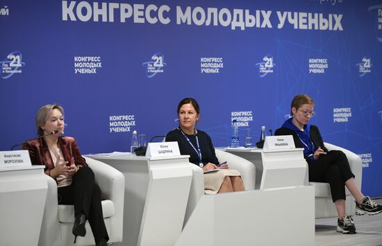 Директор департамента развития технологических сообществ и партнерств АНО "Платформа НТИ" Анастасия Морозова, директор по инновационному развитию научно-технического центра ПАО "ТМК" Юлия Шадрина и генеральный директор, ректор АНО "Университет Национальной технологической инициативы 2035" Нина Яныкина (слева направо) на сессии "Архипелаг 2121": связь времени и пространства через стартапы и проекты развития регионов" в рамках Конгресса молодых ученых в Сочи. Фото могут быть использованы при наличии обязательной ссылки на источник. Место: Россия, Краснодарский край, Сочи. Автор: Рамиль Ситдиков. КМУ-2021. "Архипелаг 2121": связь времени и пространства через стартапы и проекты развития регионов