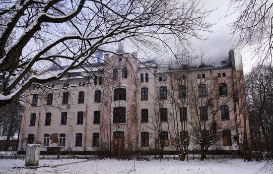 Пожар в историческом здании на территории замка Вальдау под Калининградом