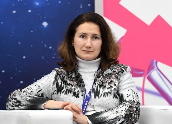 Директор сервиса "Цифровой контент" АНО "Университет 20.35" Екатерина Любимова на стратегической сессии по информационному продвижению национальных проектов "Наука и Университеты" на выставке "Вузпромэкспо" в рамках Конгресса молодых ученых в Сочи. Фото могут быть использованы при наличии обязательной ссылки на источник. Место: Россия, Сочи. Автор: Максим Богодвид. КМУ-2021. Выставка "Вузпромэкспо"