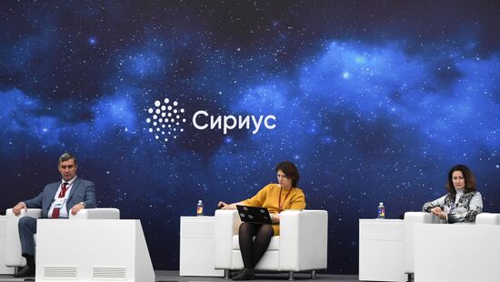 Участники стратегической сессии по информационному продвижению национальных проектов "Наука и Университеты" на выставке "Вузпромэкспо" в рамках Конгресса молодых ученых в Сочи. Фото могут быть использованы при наличии обязательной ссылки на источник. Место: Россия, Сочи. Автор: Максим Богодвид. КМУ-2021. Выставка "Вузпромэкспо"