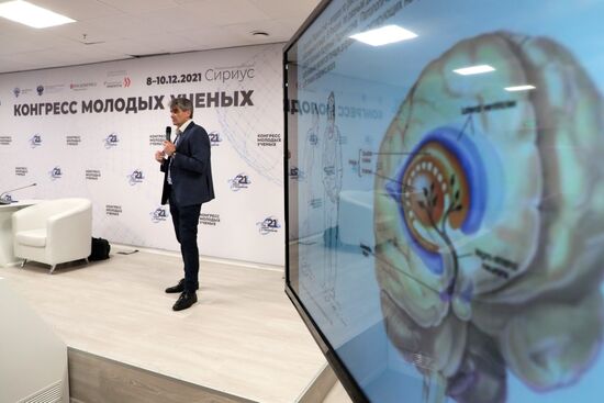 Глава лаборатории, профессор Института неврологии Университетского колледжа Лондона, руководитель лаборатории клеточной физиологии и патологии Орловского государственного университета Андрей Абрамов на лекции "Митохондрии в механизме гибели нейронов при болезни Паркинсона" в рамках Конгресса молодых ученых. Фото могут быть использованы при наличии обязательной ссылки на источник. Место: Россия, Сочи. Автор: Виталий Белоусов. КМУ-2021. Лекции