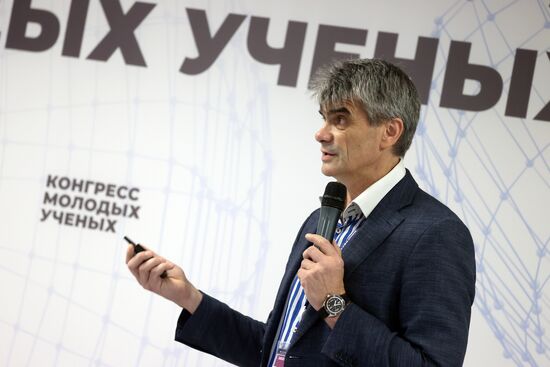 Глава лаборатории, профессор Института неврологии Университетского колледжа Лондона, руководитель лаборатории клеточной физиологии и патологии Орловского государственного университета Андрей Абрамов на лекции "Митохондрии в механизме гибели нейронов при болезни Паркинсона" в рамках Конгресса молодых ученых. Фото могут быть использованы при наличии обязательной ссылки на источник. Место: Россия, Сочи. Автор: Виталий Белоусов. КМУ-2021. Лекции