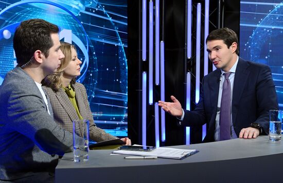 Научный блогер, автор канала "Физика от Побединского" Дмитрий Побединский, магистр игры "Что? Где? Когда?" Елена Потанина и заместитель начальника Управления президента РФ по научно-образовательной политике, секретарь организационного комитета по проведению в РФ Года науки и технологий Денис Секиринский в медиастудии Года науки и технологии в рамках Конгресса молодых ученых в Сочи. Фото могут быть использованы при наличии обязательной ссылки на источник. Место: Россия, Краснодарский край, Сочи. Автор: Екатерина Лызлова. КМУ-2021. Медиастудия Года науки и технологии