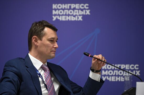 Исполнительный директор АНО "Платформа НТИ" Андрей Силинг на сессии "Архипелаг 2121": связь времени и пространства через стартапы и проекты развития регионов" в рамках Конгресса молодых ученых в Сочи. Фото могут быть использованы при наличии обязательной ссылки на источник. Место: Россия, Краснодарский край, Сочи. Автор: Рамиль Ситдиков. КМУ-2021. "Архипелаг 2121": связь времени и пространства через стартапы и проекты развития регионов
