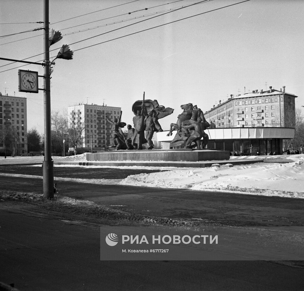 Скульптурная композиция у станции метро "Улица 1905 г."