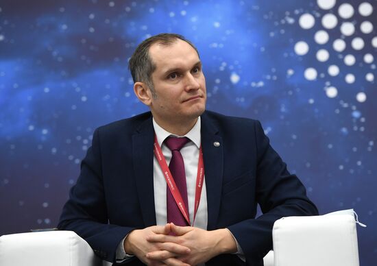 Ректор Уфимского государственного нефтяного технического университета Олег Баулин на круглом столе ""Цифровой вызов": векторы цифровой трансформации" на выставке "Вузпромэкспо" в рамках Конгресса молодых ученых в Сочи. Фото могут быть использованы при наличии обязательной ссылки на источник. Место: Россия, Сочи. Автор: Максим Богодвид. КМУ-2021. Выставка "Вузпромэкспо"