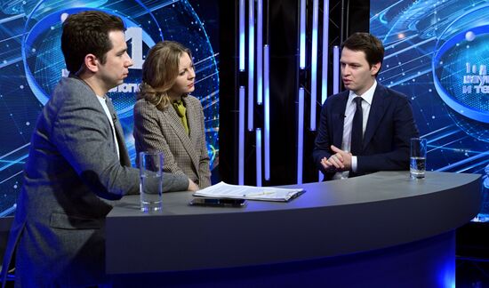 Научный блогер, автор канала "Физика от Побединского" Дмитрий Побединский, магистр игры "Что? Где? Когда?" Елена Потанина и директор продуктов по математическому моделированию Госкорпорации "Росатом" Дмитрий Фомичев (справа) в медиастудии Года науки и технологии в рамках Конгресса молодых ученых в Сочи. Фото могут быть использованы при наличии обязательной ссылки на источник. Место: Россия, Краснодарский край, Сочи. Автор: Екатерина Лызлова. КМУ-2021. Медиастудия Года науки и технологии