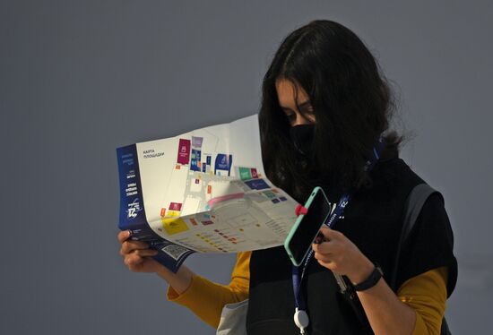 Участница Конгресса молодых ученых в Сочи. Фото могут быть использованы при наличии обязательной ссылки на источник. Место: Россия, Краснодарский край, Сочи. Автор: Павел Бедняков. Конгресс молодых ученых и закрытие Года науки и технологий