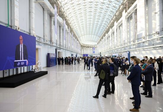 Участники Конгресса молодых ученых в Сочи. Фото могут быть использованы при наличии обязательной ссылки на источник. Место: Россия, Краснодарский край, Сочи. Автор: Михаил Куравлев. Конгресс молодых ученых и закрытие Года науки и технологий