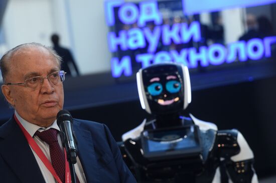 Ректор Московского государственного университета имени М. В. Ломоносова Виктор Садовничий на Конгрессе молодых ученых в Сочи. Фото могут быть использованы при наличии обязательной ссылки на источник. Место: Россия, Краснодарский край, Сочи. Автор: Владимир Астапкович. Конгресс молодых ученых и закрытие Года науки и технологий