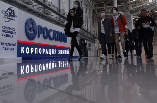 Участники Конгресса молодых ученых в Сочи. Фото могут быть использованы при наличии обязательной ссылки на источник. Место: Россия, Краснодарский край, Сочи. Автор: Михаил Куравлев. Конгресс молодых ученых и закрытие Года науки и технологий