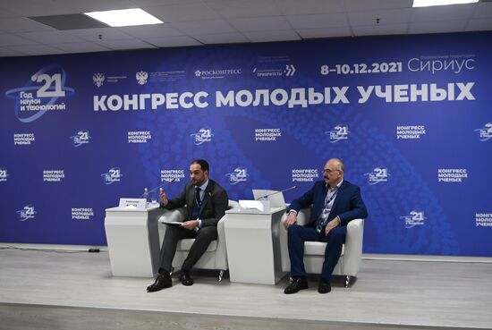 Первый заместитель председателя комитета Государственной Думы РФ по науке и высшему образованию Александр Мажуга (слева) и председатель комитета Государственной Думы РФ по науке и высшему образованию Сергей Кабышев на сессии "Public talk. Новые инструменты поддержки молодых ученых" в рамках Конгресса молодых ученых в Сочи. Фото могут быть использованы при наличии обязательной ссылки на источник. Место: Россия, Краснодарский край, Сочи. Автор: Григорий Сысоев. КМУ-2021. Public talk. Новые инструменты поддержки молодых ученых