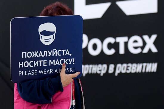 Женщина держит в руках табличку с напоминанием о необходимости носить маски на Конгрессе молодых ученых в Сочи. Фото могут быть использованы при наличии обязательной ссылки на источник. Место: Россия, Краснодарский край, Сочи. Автор: Константин Михальчевский. Конгресс молодых ученых и закрытие Года науки и технологий