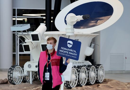 Волонтер держит в руках табличку с напоминанием о необходимости носить маски на Конгрессе молодых ученых в Сочи. Фото могут быть использованы при наличии обязательной ссылки на источник. Место: Россия, Краснодарский край, Сочи. Автор: Анатолий Медведь. Конгресс молодых ученых и закрытие Года науки и технологий