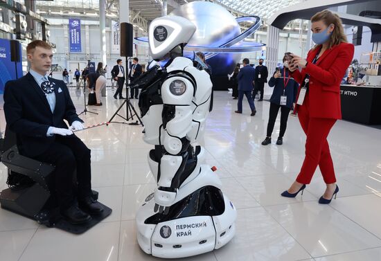 Участница Конгресса молодых ученых в Сочи возле роботов компании "Промобот". Фото могут быть использованы при наличии обязательной ссылки на источник. Место: Россия, Краснодарский край, Сочи. Автор: Анатолий Медведь. Конгресс молодых ученых и закрытие Года науки и технологий