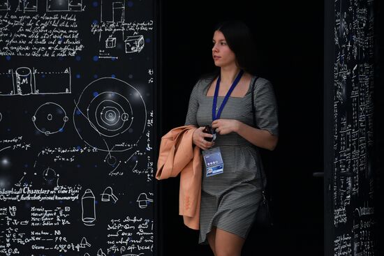 Участница Конгресса молодых ученых в Сочи. Фото могут быть использованы при наличии обязательной ссылки на источник. Место: Россия, Краснодарский край, Сочи. Автор: Константин Михальчевский. Конгресс молодых ученых и закрытие Года науки и технологий