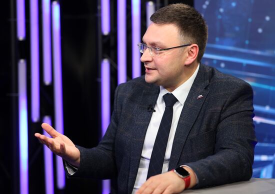 Заместитель генерального директора АНО "Россия страна возможностей" Антон Сериков в медиастудии Года науки и технологии в рамках Конгресса молодых ученых в Сочи. Фото могут быть использованы при наличии обязательной ссылки на источник. Место: Россия, Краснодарский край, Сочи. Автор: Павел Лисицын. КМУ-2021. Медиастудия Года науки и технологий