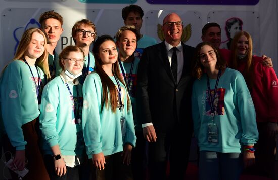Заместитель председателя правительства РФ Дмитрий Чернышенко фотографируется с волонтерами после заседания Организационного комитета по подготовке и проведению Российского инвестиционного форума 2022 на полях Конгресса молодых ученых в Сочи. Фото могут быть использованы при наличии обязательной ссылки на источник. Место: Россия, Краснодарский край, Сочи. Автор: Алексей Майшев. Конгресс молодых ученых и закрытие года науки и технологий