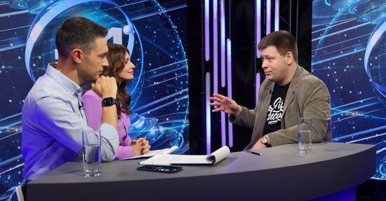 Телеведущие Сергей Малозёмов и Мария Рыбакова и ведущий научный сотрудник института неорганической химии имени А.В. Николаева Сибирского отделения РАН Сергей Адонин (слева направо) в медиастудии Года науки и технологии в рамках Конгресса молодых ученых в Сочи. Фото могут быть использованы при наличии обязательной ссылки на источник. Место: Россия, Краснодарский край, Сочи. Автор: Павел Лисицын. КМУ-2021. Медиастудия Года науки и технологий