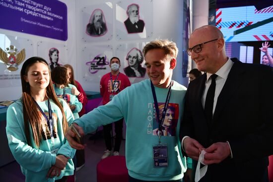 Заместитель председателя правительства РФ Дмитрий Чернышенко фотографируется с волонтерами после заседания Организационного комитета по подготовке и проведению Российского инвестиционного форума 2022 на полях Конгресса молодых ученых в Сочи. Фото могут быть использованы при наличии обязательной ссылки на источник. Место: Россия, Краснодарский край, Сочи. Автор: Алексей Майшев. Конгресс молодых ученых и закрытие года науки и технологий