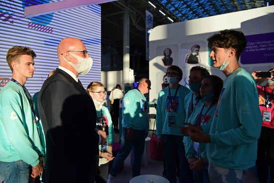 Заместитель председателя правительства РФ Дмитрий Чернышенко общается с волонтерами после заседания Организационного комитета по подготовке и проведению Российского инвестиционного форума 2022 на полях Конгресса молодых ученых в Сочи. Фото могут быть использованы при наличии обязательной ссылки на источник. Место: Россия, Краснодарский край, Сочи. Автор: Алексей Майшев. Конгресс молодых ученых и закрытие года науки и технологий