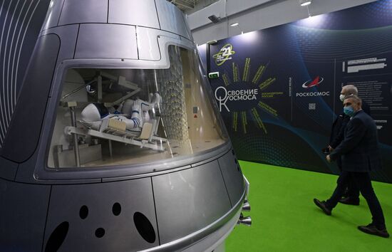 Макет пилотируемого транспортного корабля "Орел", представленный на Конгрессе молодых ученых в Сочи. Фото могут быть использованы при наличии обязательной ссылки на источник. Место: Россия, Краснодарский край, Сочи. Автор: Владимир Астапкович. Конгресс молодых ученых и закрытие Года науки и технологий