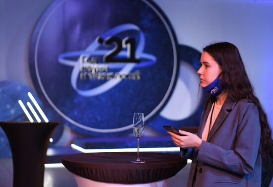 Участница Конгресса молодых ученых в Сочи. Фото могут быть использованы при наличии обязательной ссылки на источник. Место: Россия, Краснодарский край, Сочи. Автор: Павел Бедняков. Конгресс молодых ученых и закрытие Года науки и технологий