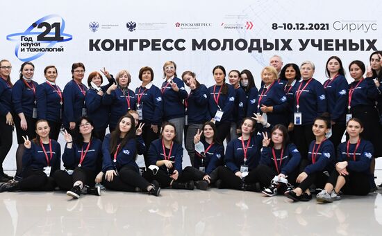 Волонтеры Конгресса молодых ученых в Сочи. Фото могут быть использованы при наличии обязательной ссылки на источник. Место: Россия, Краснодарский край, Сочи. Автор: Павел Бедняков. Конгресс молодых ученых и закрытие года науки и технологий