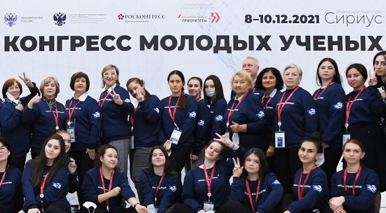 Волонтеры Конгресса молодых ученых в Сочи. Фото могут быть использованы при наличии обязательной ссылки на источник. Место: Россия, Краснодарский край, Сочи. Автор: Павел Бедняков. Конгресс молодых ученых и закрытие года науки и технологий