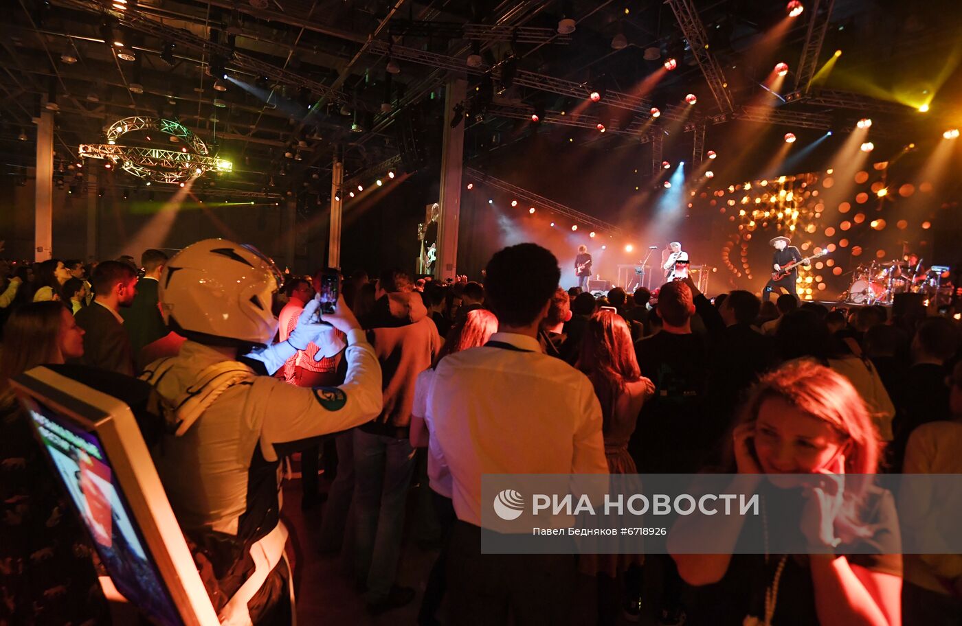 Торжественный прием для участников конгресса и концерт группы "Мумий Тролль"