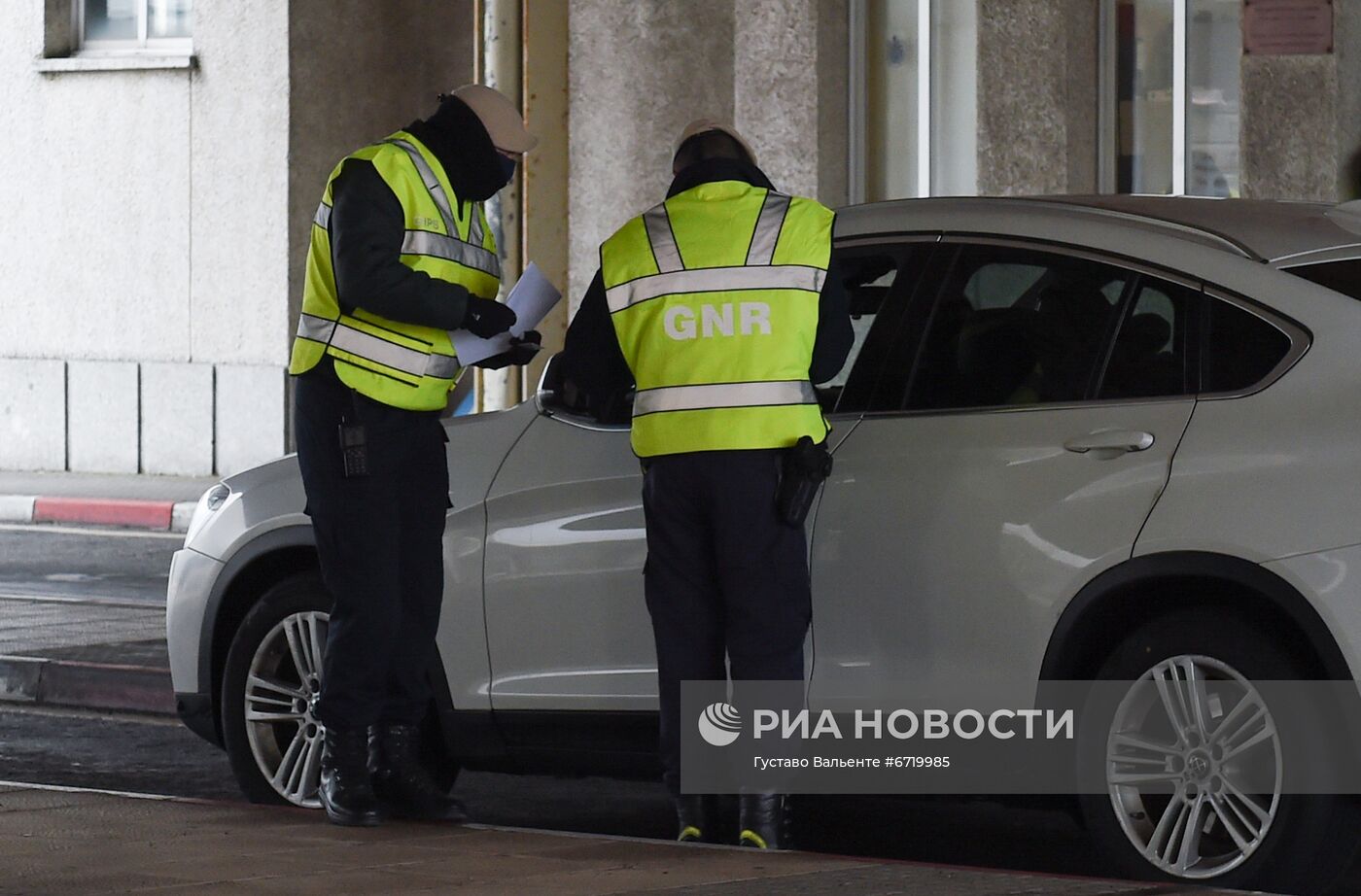 Проверка ковид-паспортов на въезде в Португалию