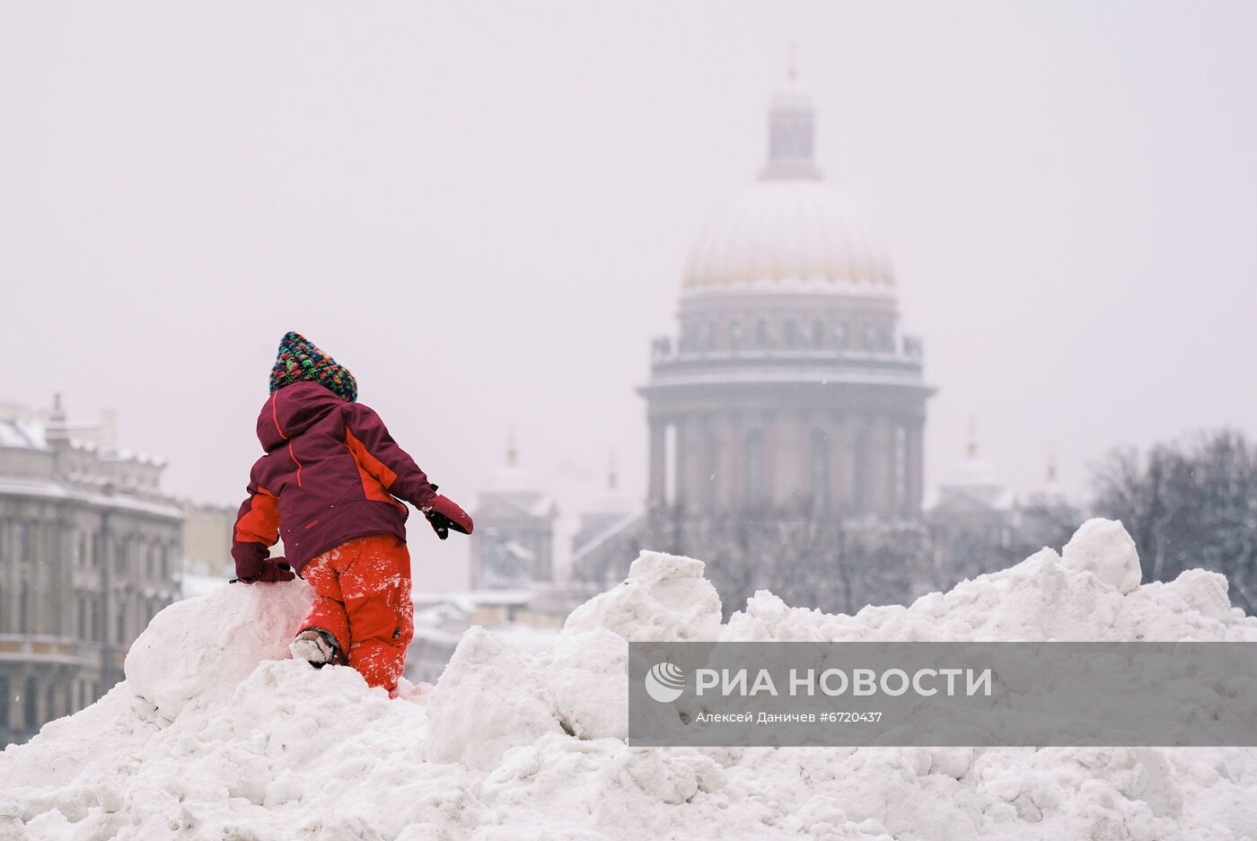 Снежные завалы в Санкт-Петербурге