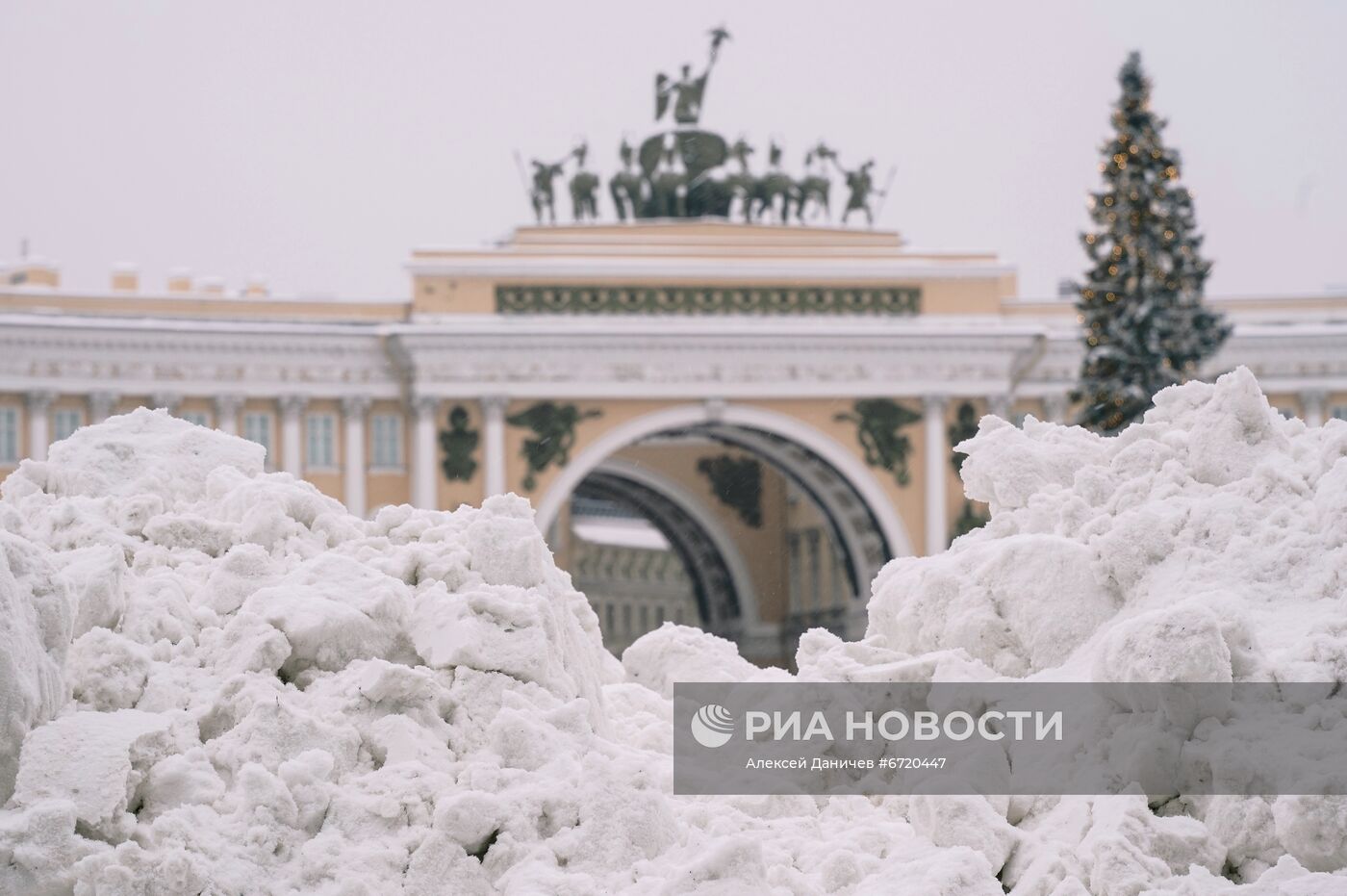 Снежные завалы в Санкт-Петербурге