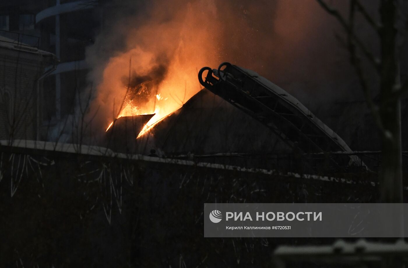 Пожар на территории Парка Горького в Москве