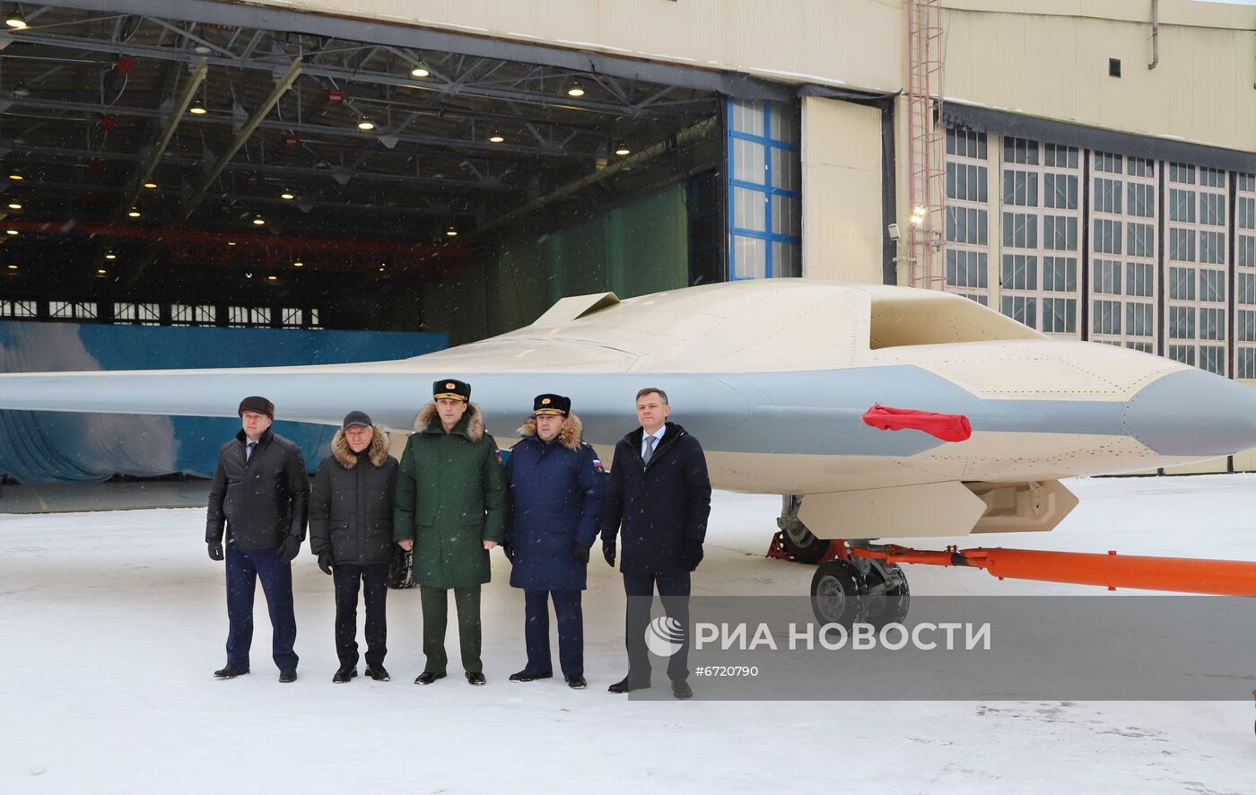 В Новосибирске выкатили первый летный образец "Охотника" с плоским соплом