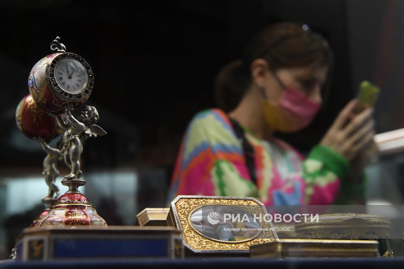 Выставка "Драгоценные часы и табакерки"