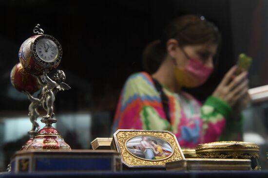 Выставка "Драгоценные часы и табакерки"