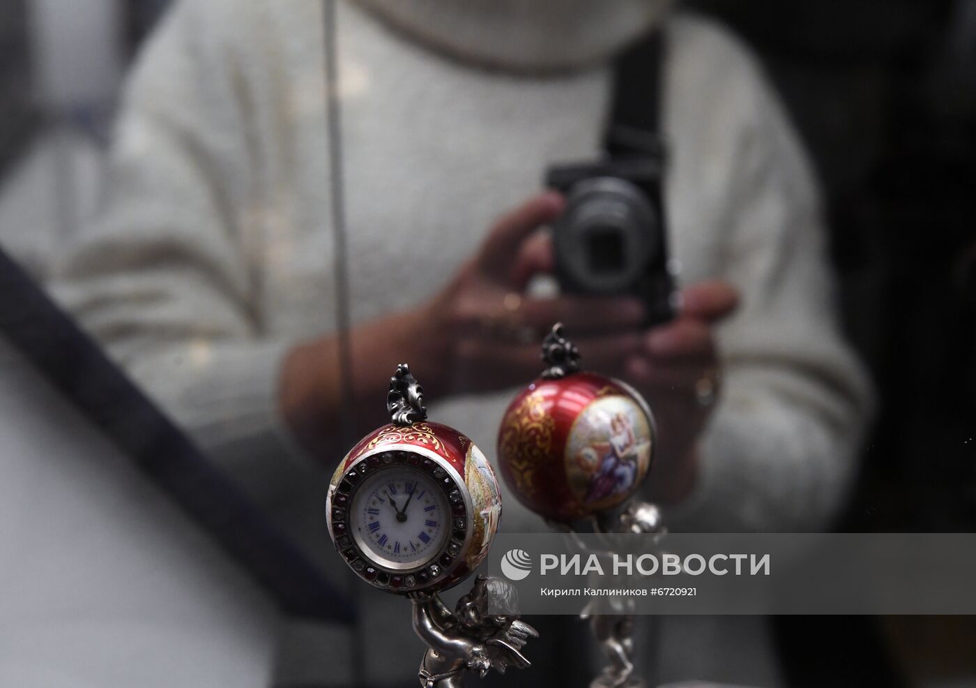 Выставка "Драгоценные часы и табакерки"