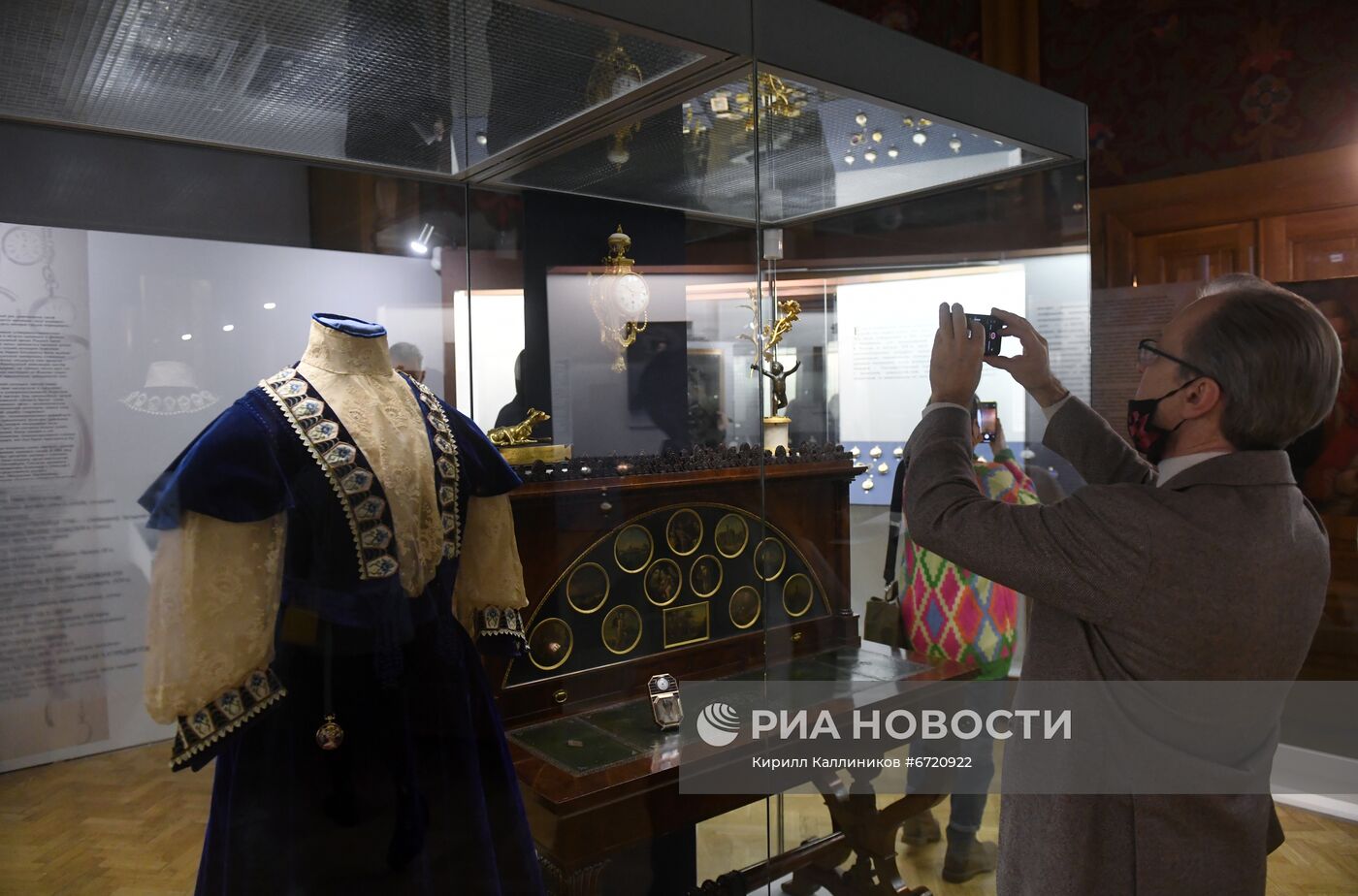 Выставка "Драгоценные часы и табакерки"