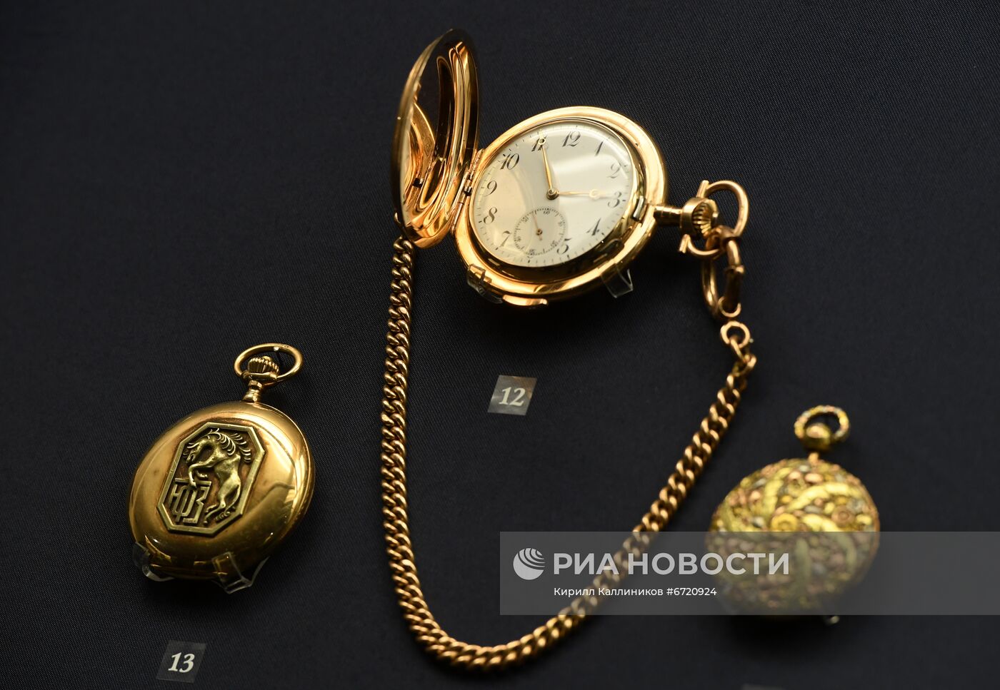 Выставка "Драгоценные часы и табакерки"