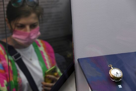 Выставка "Драгоценные часы и табакерки"