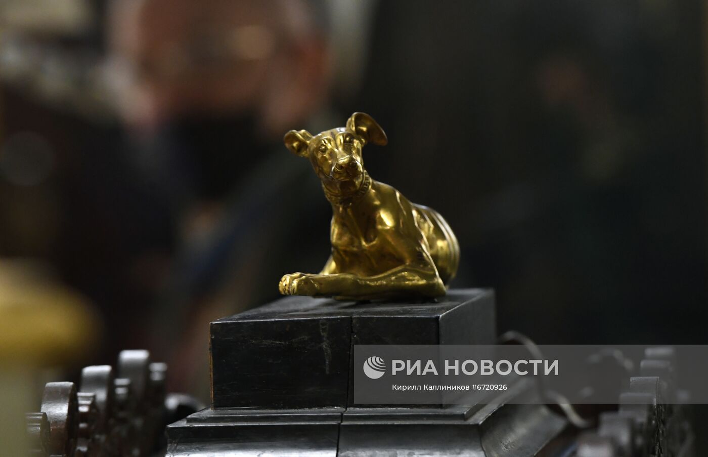 Выставка "Драгоценные часы и табакерки"