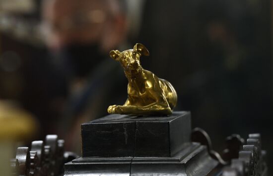 Выставка "Драгоценные часы и табакерки"