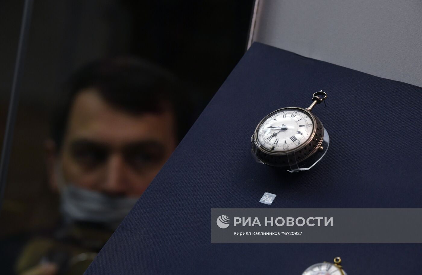 Выставка "Драгоценные часы и табакерки"