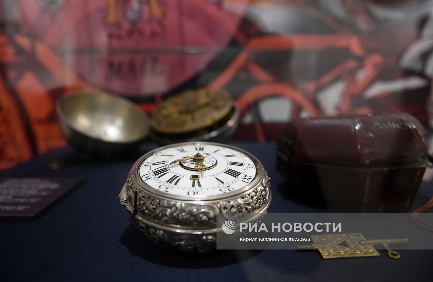 Выставка "Драгоценные часы и табакерки"