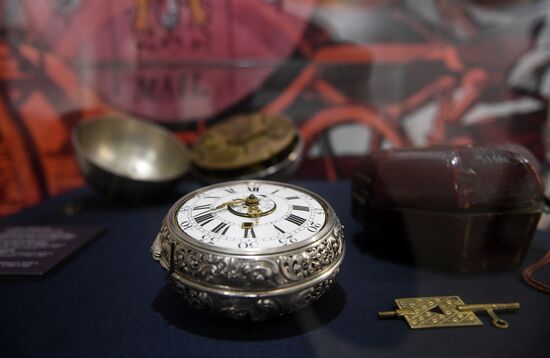 Выставка "Драгоценные часы и табакерки"