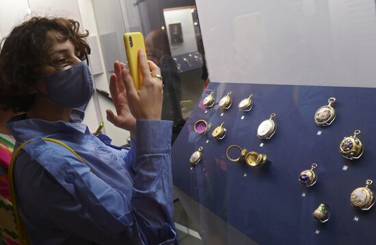 Выставка "Драгоценные часы и табакерки"